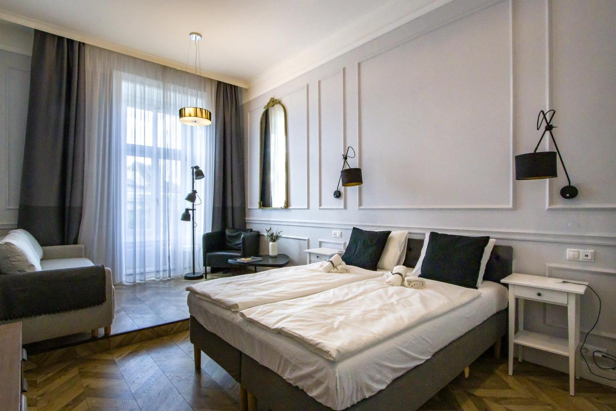 Wilson'S Oktogon Square Suite Apartment Budapest Luaran gambar