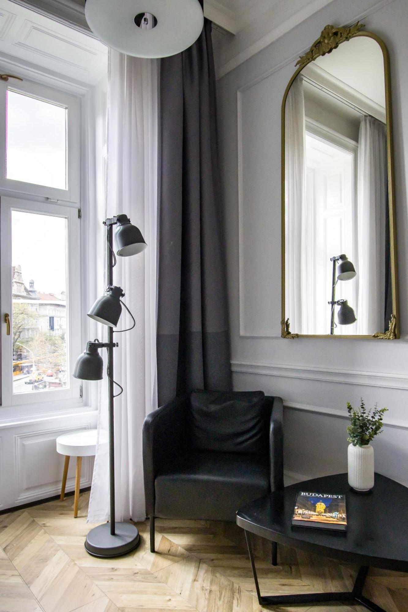 Wilson'S Oktogon Square Suite Apartment Budapest Luaran gambar