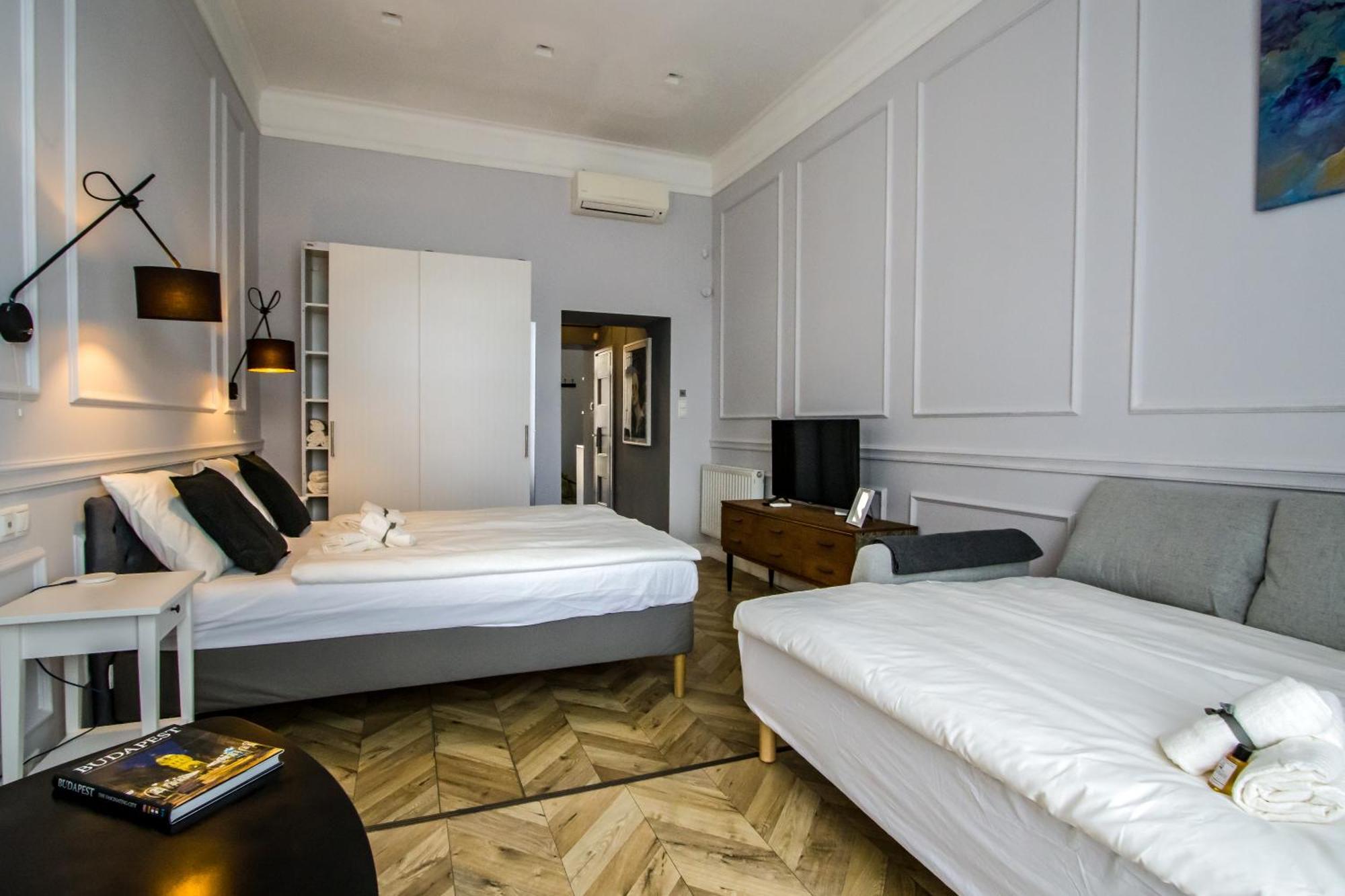 Wilson'S Oktogon Square Suite Apartment Budapest Luaran gambar