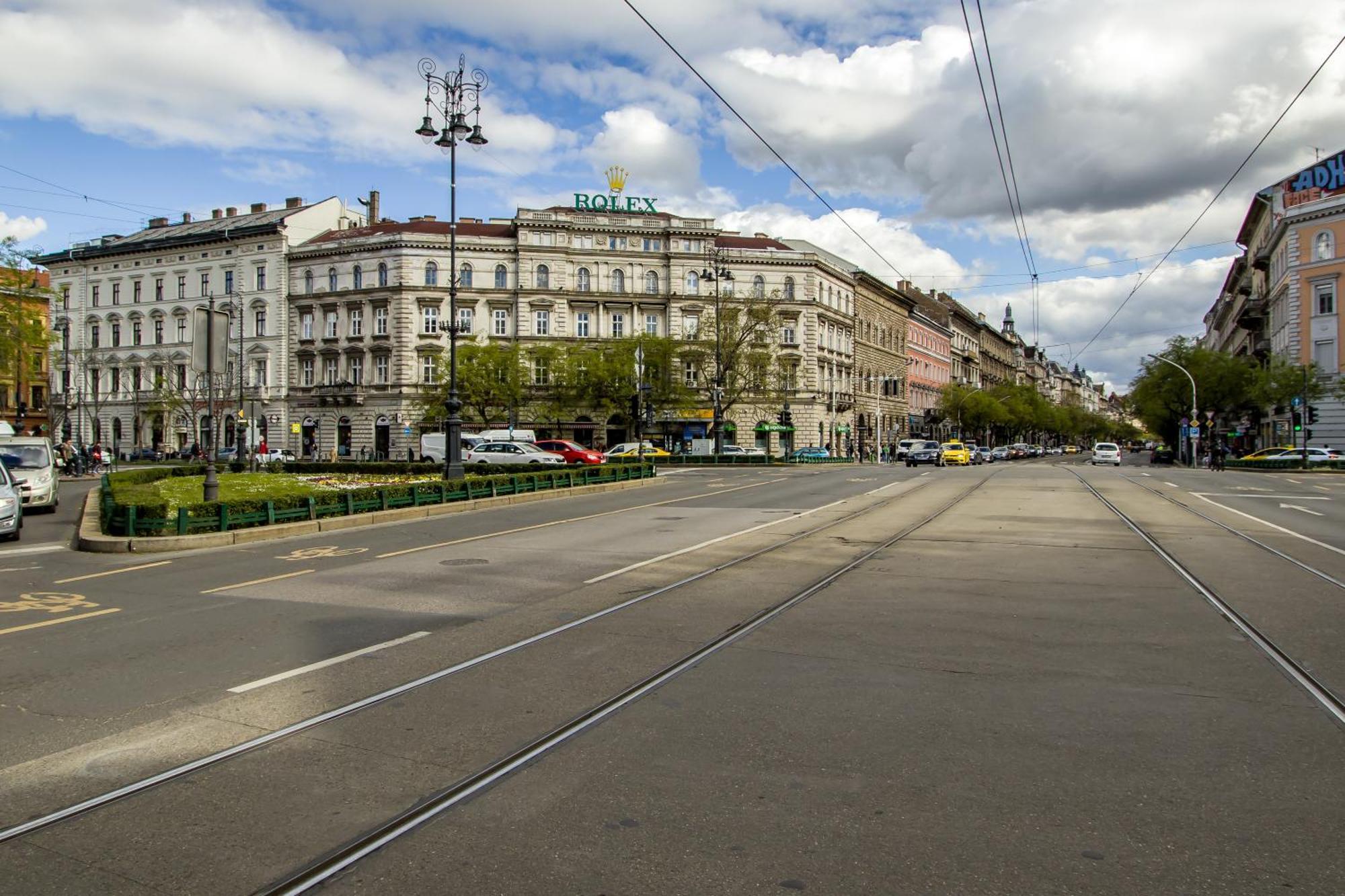 Wilson'S Oktogon Square Suite Apartment Budapest Luaran gambar