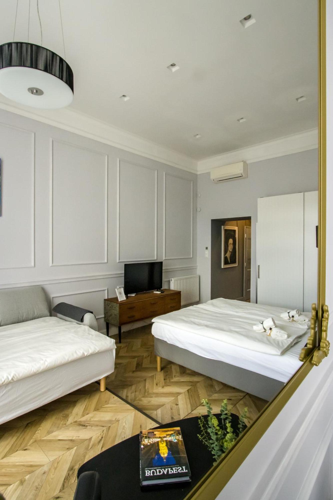 Wilson'S Oktogon Square Suite Apartment Budapest Luaran gambar
