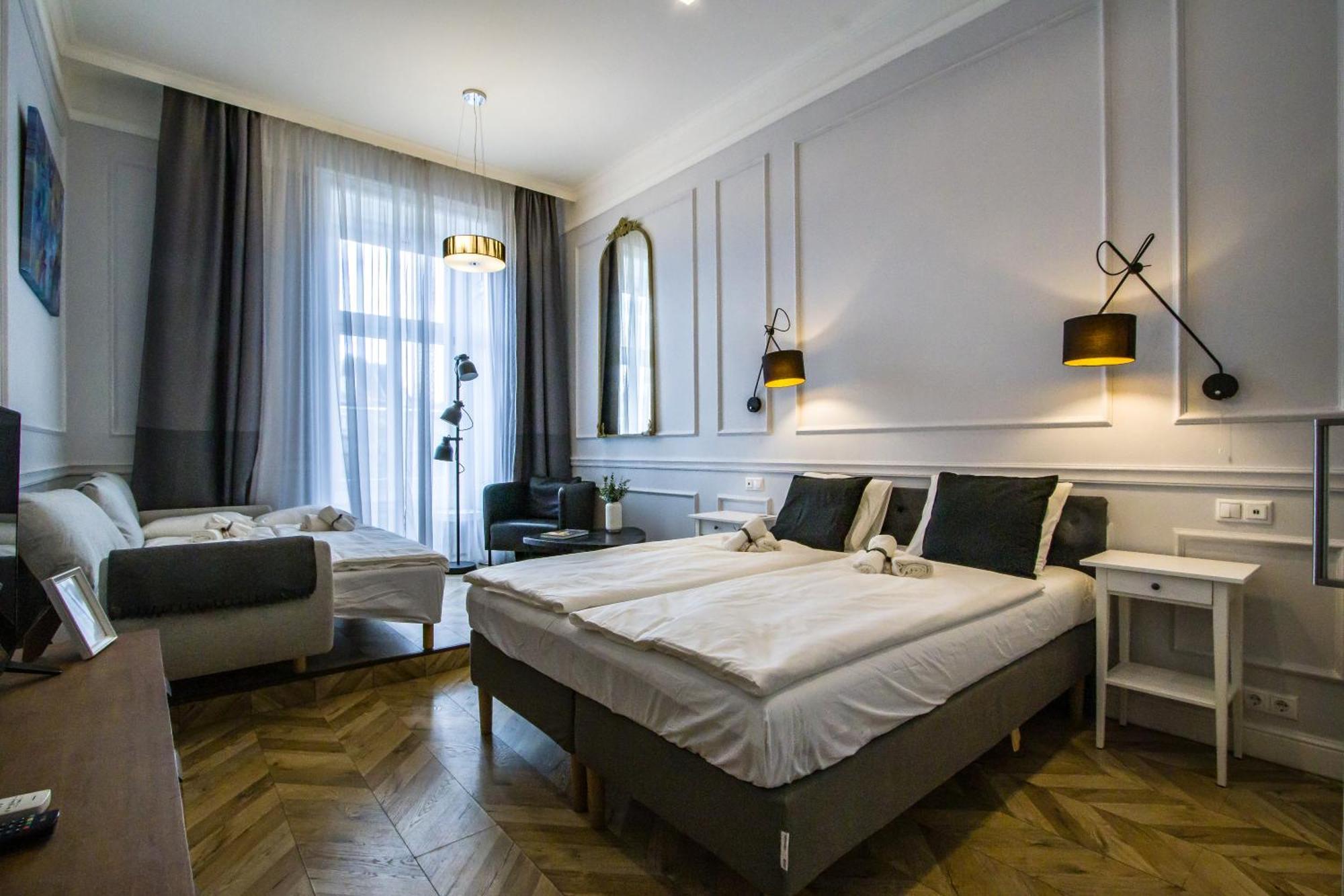 Wilson'S Oktogon Square Suite Apartment Budapest Luaran gambar