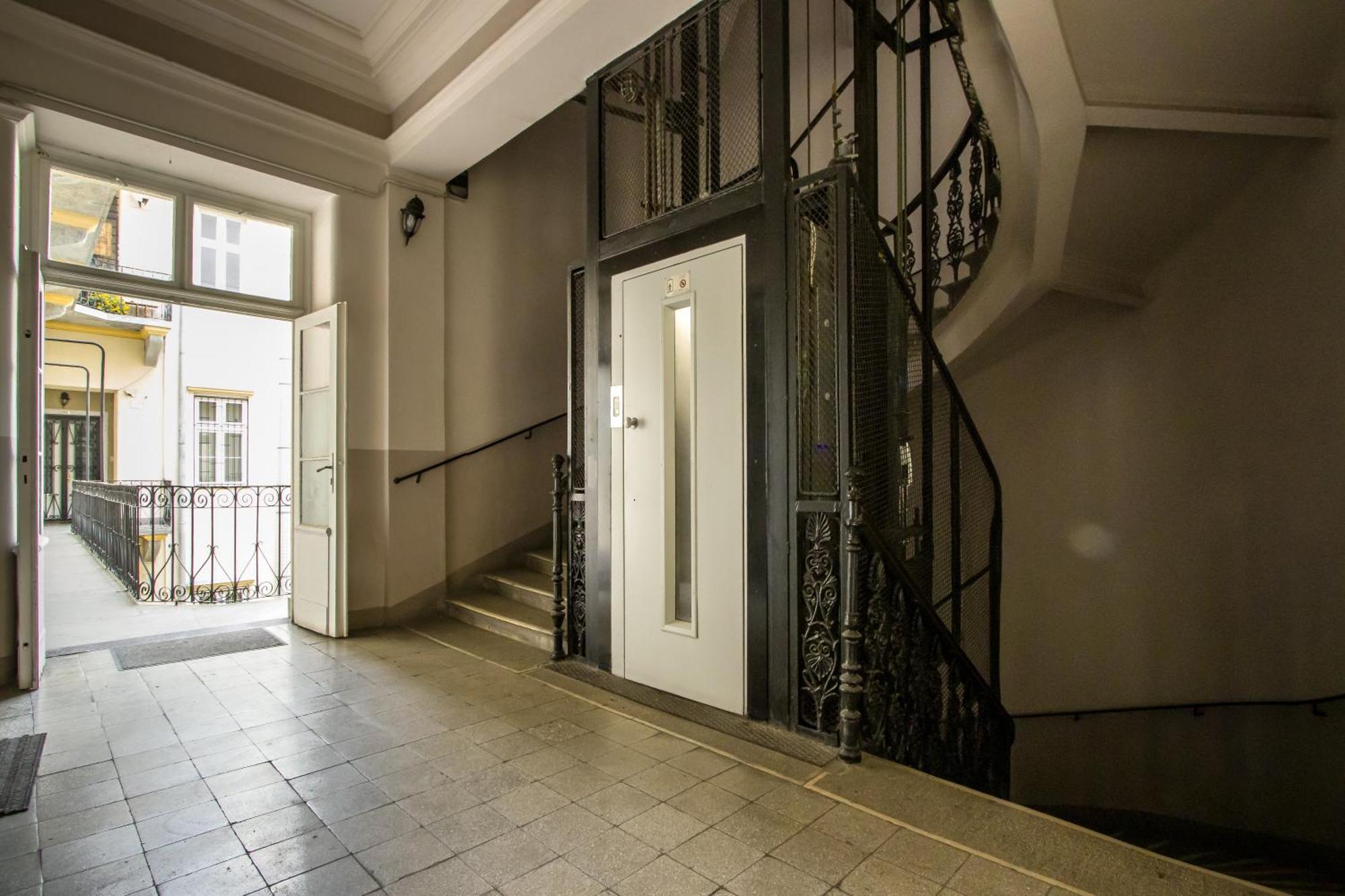 Wilson'S Oktogon Square Suite Apartment Budapest Luaran gambar