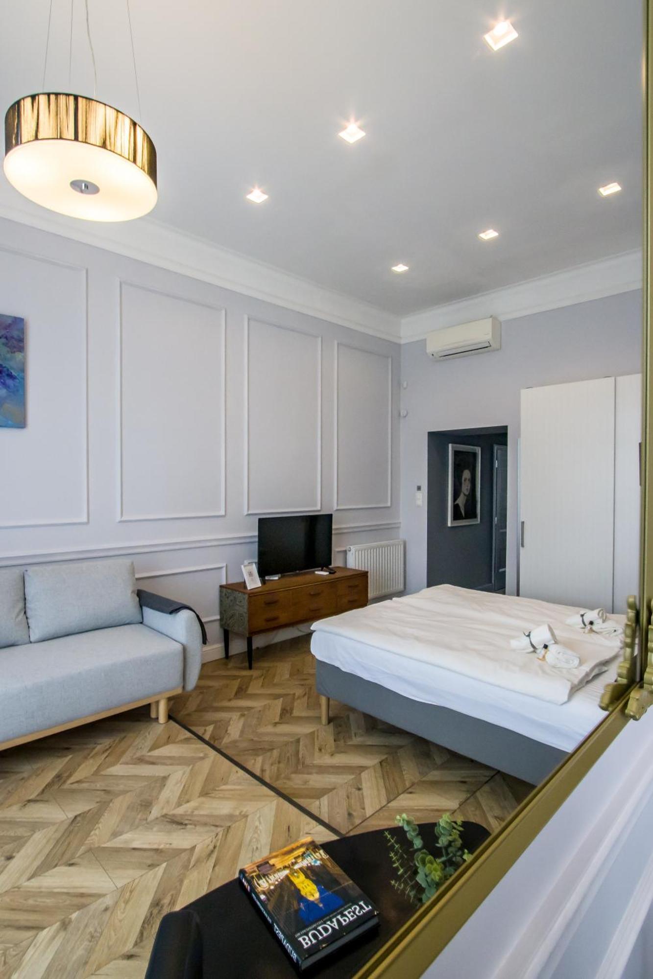Wilson'S Oktogon Square Suite Apartment Budapest Luaran gambar